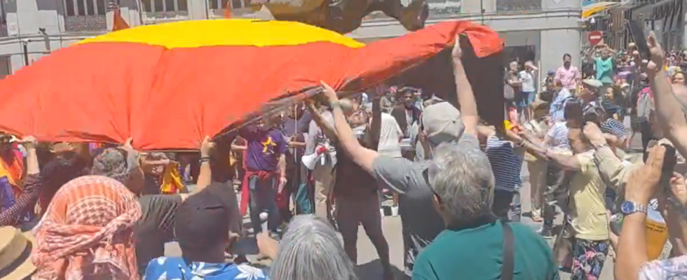 Ils tiennent une poupee de Felipe VI avec un drapeau