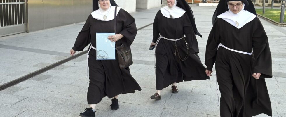 Larcheveque de Burgos declare lexcommunication des religieuses de Belorado apres