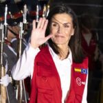 Letizia debarque au Guatemala avec son gilet rouge une legere