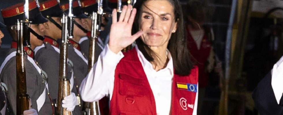Letizia debarque au Guatemala avec son gilet rouge une legere