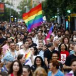 Manifestation LGBTI Larc en ciel et le drapeau trans defilent fierement