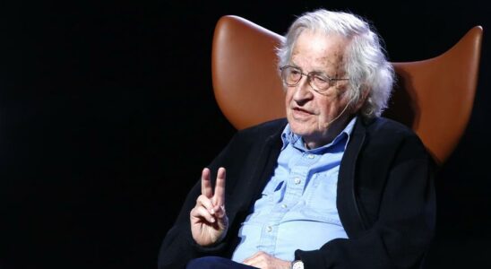 Noam Chomsky sort de lhopital bresilien