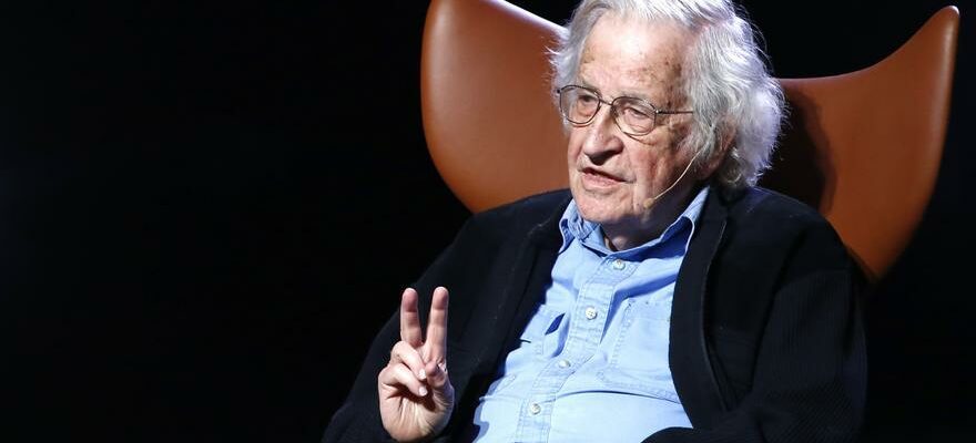 Noam Chomsky sort de lhopital bresilien