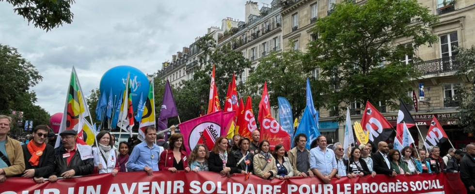 Plus de 350 000 personnes manifestent en France contre la