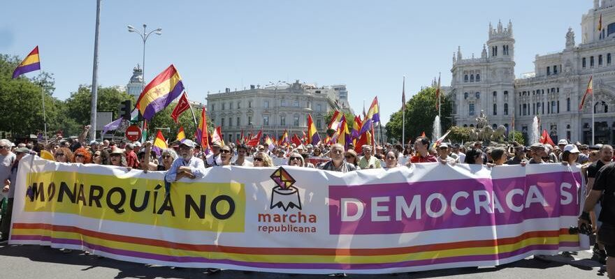 Plusieurs milliers de manifestants reclament labolition de la monarchie lors
