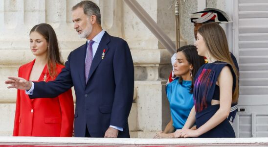 Son pied casse loblige a sasseoir au Palais Royal