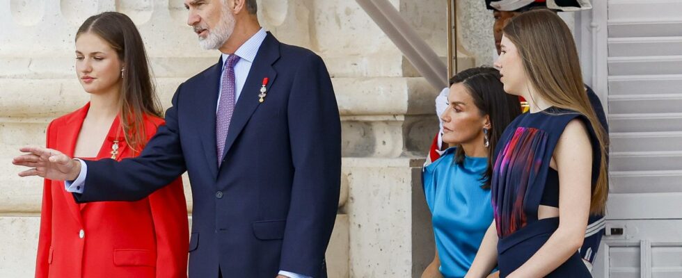 Son pied casse loblige a sasseoir au Palais Royal