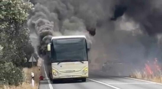 Un bus avec 20 passagers brule dans une ville de