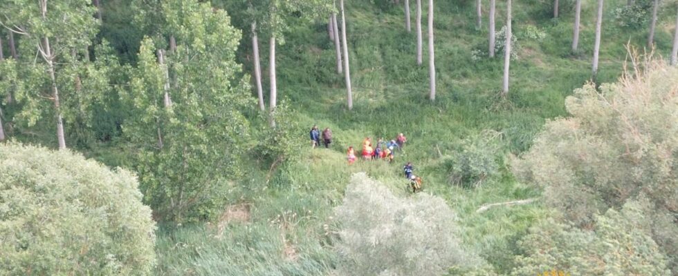 Un jeune homme est secouru par helicoptere apres etre tombe