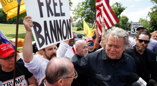 Bannon entre en prison pour purger sa peine de quatre