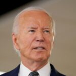 Biden reconnait a ses proches quil reconsidere sa candidature a