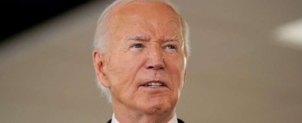 Biden reconnait a ses proches quil reconsidere sa candidature a