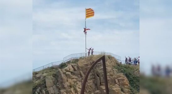 DRAPEAU ESPAGNE CATALOGNE Un homme tente darracher un drapeau