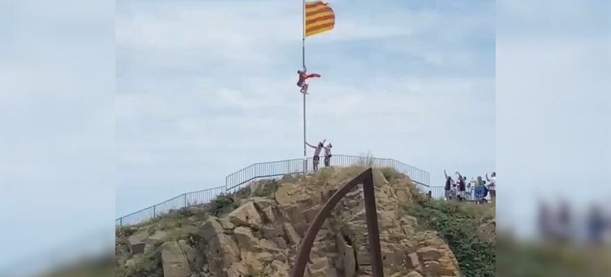 DRAPEAU ESPAGNE CATALOGNE Un homme tente darracher un drapeau