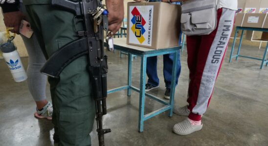 Ils denoncent des irregularites aux tables venezueliennes