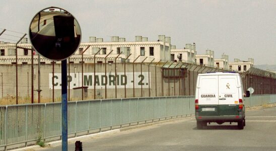 Ils evacuent les prisonniers du module