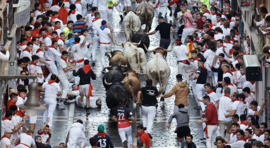 Images de la premiere course des taureaux des Sanfermines 2024