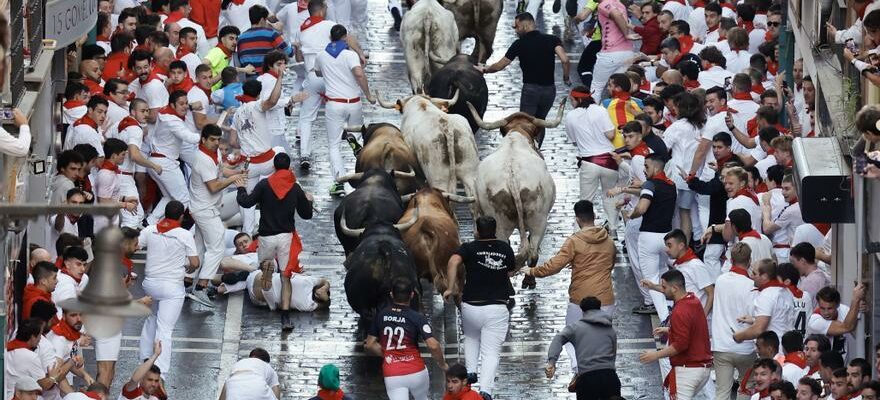 Images de la premiere course des taureaux des Sanfermines 2024