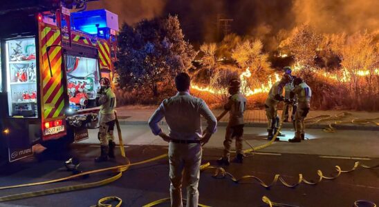 Incendie nocturne devant la station service Valparaiso a Tolede sous la