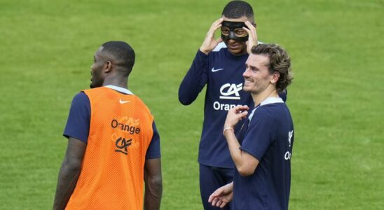 La France avec Mbappe et Griezmann boitant croise le chemin