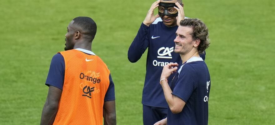 La France avec Mbappe et Griezmann boitant croise le chemin