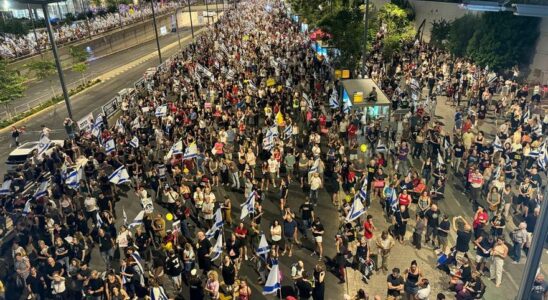 La police israelienne charge des canons a eau sur des