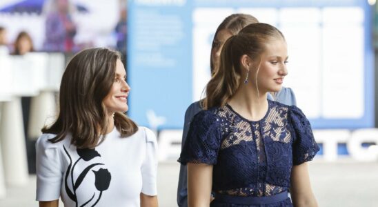 La reine Letizia choisit une robe de mere fiere