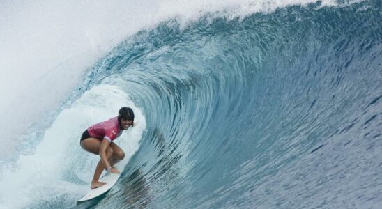 La surfeuse Nadia Erostarbe mene sa serie et se qualifie