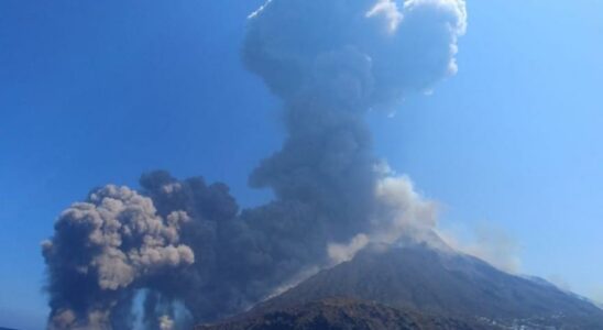 Le volcan Stromboli entre en eruption et lItalie augmente le