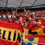 Les supporters espagnols vibrent avec la victoire de lequipe nationale
