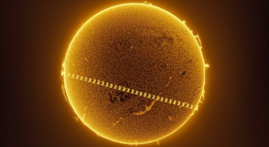 Limage spectaculaire de la Station spatiale internationale traversant le Soleil