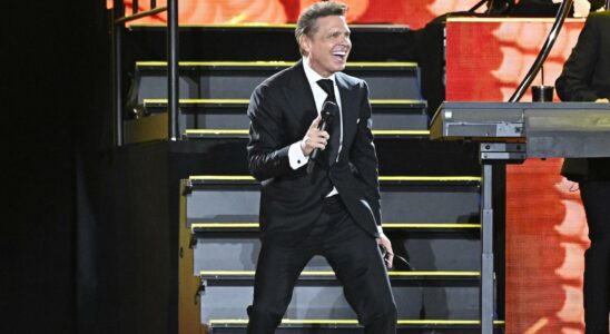 Luis Miguel demontre ses 43 ans de carriere devant 45