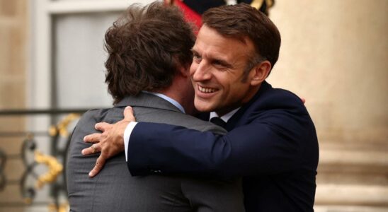 Macron recoit Milei avec un calin a lElysee pour laisser