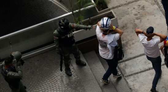 Maduro tente de reprimer les manifestations au Venezuela qui ont