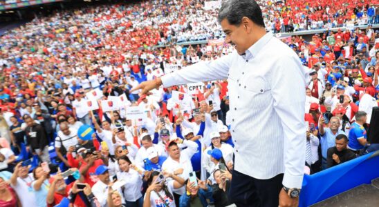 Nicolas Maduro met en garde contre un bain de