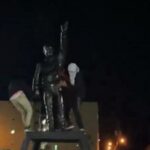 Plusieurs statues dHugo Chavez sont demolies au Venezuela en reponse