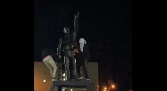 Plusieurs statues dHugo Chavez sont demolies au Venezuela en reponse