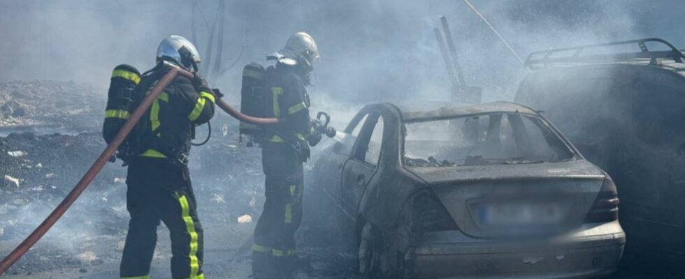 Quatre blesses et six voitures brulees dans le spectaculaire incendie