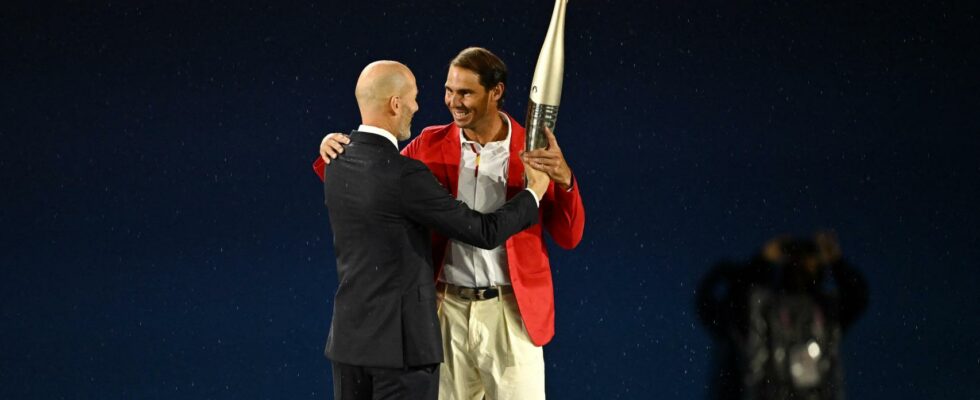 Rafa Nadal recoit la flamme olympique des mains de Zidane