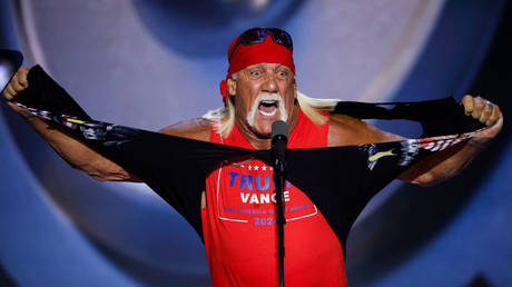 Regardez Hulk Hogan arracher le t shirt de Trump le