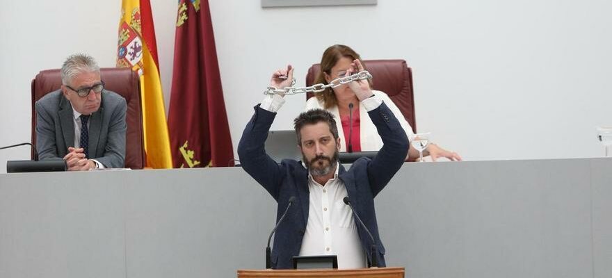 Un depute Podemos de Murcie senchaine les mains apres avoir