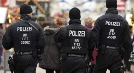 Un homme qui pretend etre arme se barricade avec un