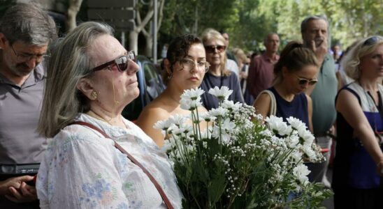 Une centaine de personnes rendent hommage au defunt a Madrid