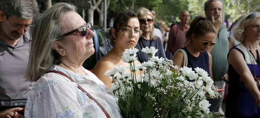 Une centaine de personnes rendent hommage au defunt a Madrid