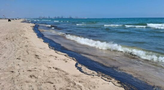 Une maree noire noircit plusieurs kilometres de plage au sud