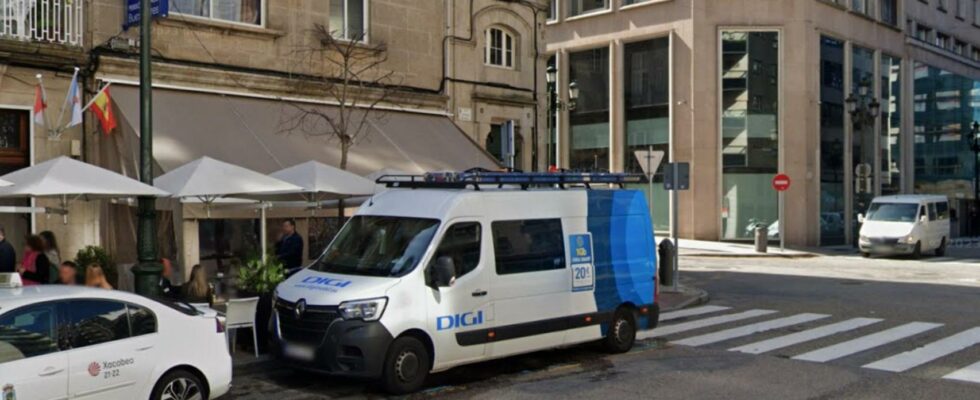 Une voiture envahit la terrasse dun restaurant du centre de