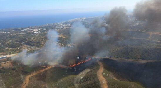 les pompiers combattent lincendie