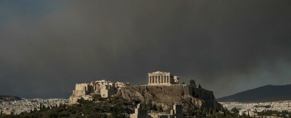 Athenes est acculee par les flammes de plusieurs incendies de