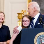 Biden chante Joyeux anniversaire lors dune conference de presse a