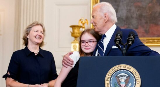 Biden chante Joyeux anniversaire lors dune conference de presse a